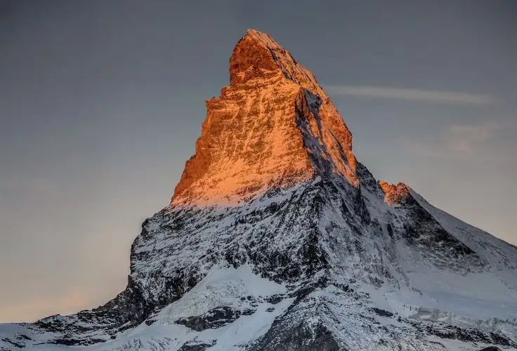 Panorama del Cervino con cielo caldo