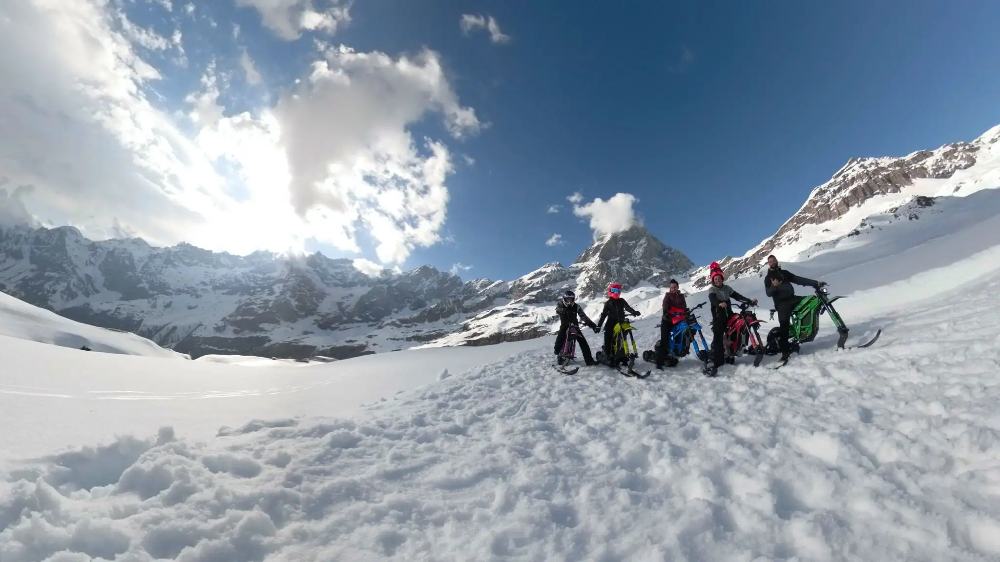 Gruppo di snowbike in una valle innevata