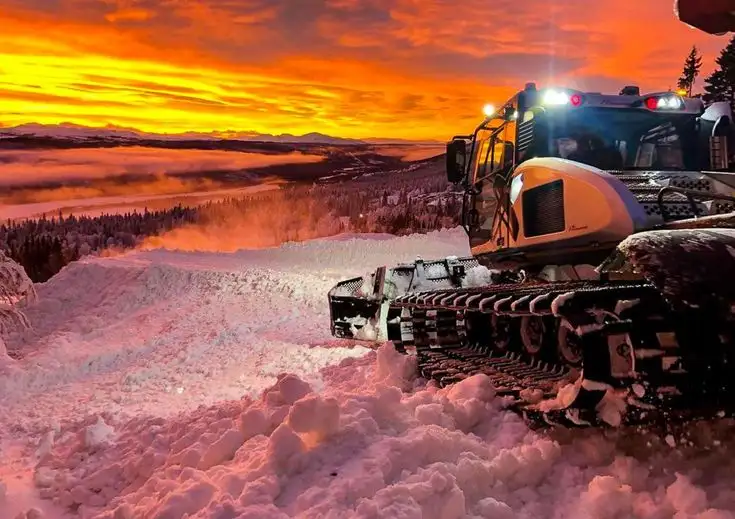 Gatto delle nevi parcheggiato nella neve