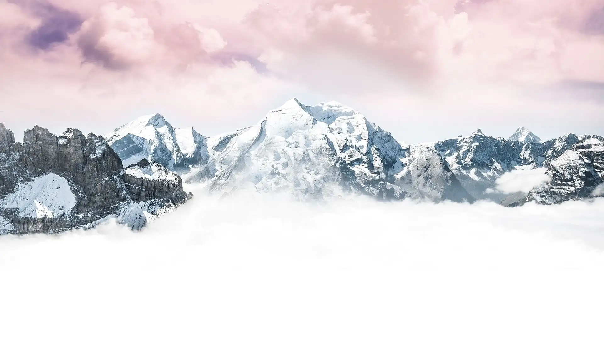 Montagna innevata con cielo limpido